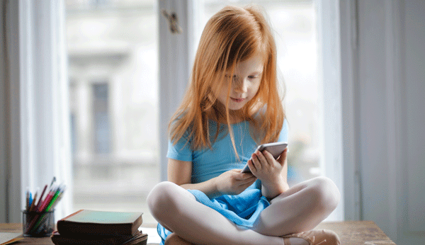 Wann ist ein Kind bereit für's erste Handy? Tipps und Regeln für einen sicheren Umgang.
