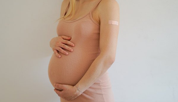 Schwangere müssen abwägen, ob die Nutzen und Risiken der Covid-19 Impfung abwägen.