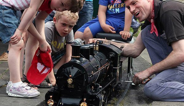 Fidèles aux détails mais petites: les locomotives à vapeur inspirent les enfants.