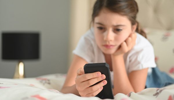 Handy-Abo fürs Kind: Handyverträge und Kostenfallen erklärt.