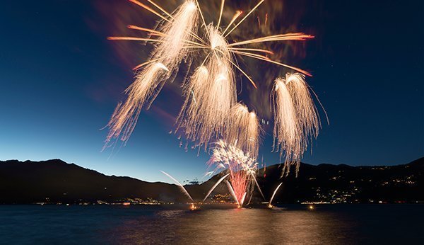 Feu d'artifice du premier août sur le lac Majeur. Vous trouverez d'autres événements et conseils d'excursion pour la fête nationale suisse sur Family Life.