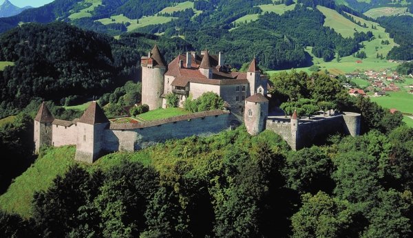 Das Schloss Greyerz thront auf dem Hügel