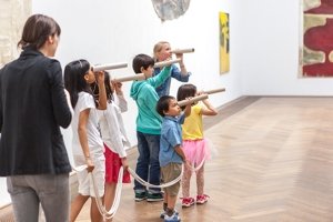 Kinder führen durch die Ausstellung der Kunsthalle Basel