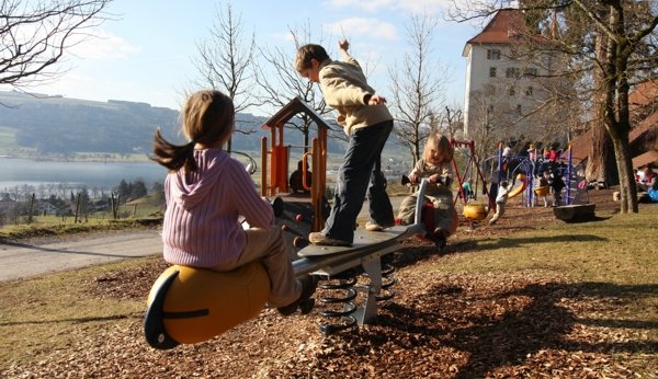 Kinderspielplatz vor dem Schloss Heidegg