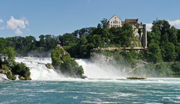 Das Schloss Laufen thront über dem grössten Wasserfall Europas