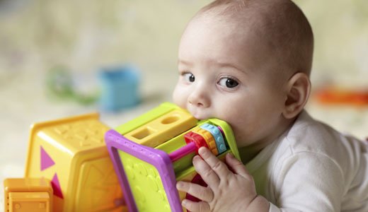 Ganz verschiedenes Babyspielzeug macht Ihrem Kind Freude.