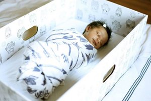 Warum finnische Babys in Kartonboxen schlafen