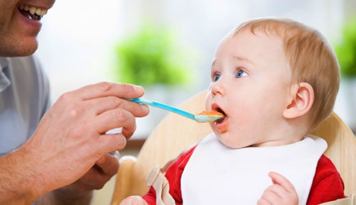 Papa peut aussi nourrir le bébé avec du porridge.