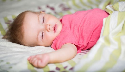 Você pode ajudar o seu bebé a aprender a dormir durante a noite.