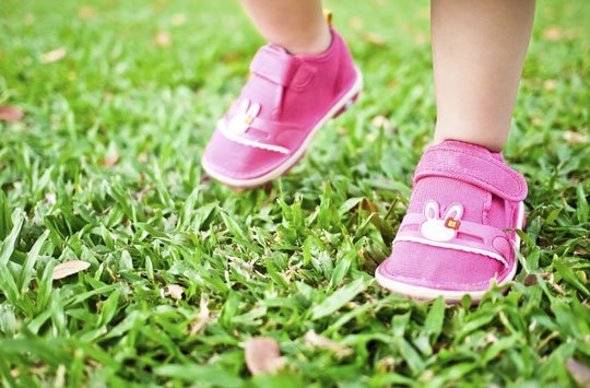 Ihr Kind, 13 Monate alt: Die ersten Schuhe für Kleinkinder