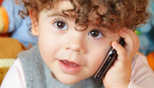 À un moment donné, le développement du langage de votre enfant sera tel qu'il sera capable d'utiliser le téléphone.