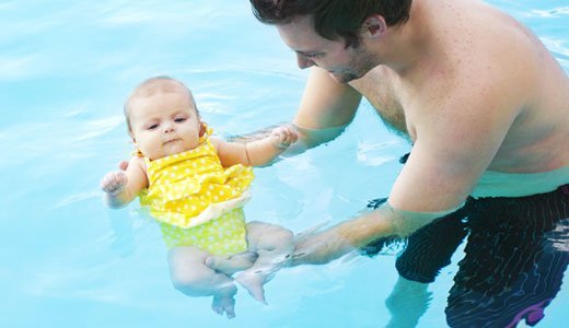 Cours pour bébés: de la natation pour bébés au groupe de jeunes enfants