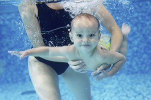 Babyschwimmen fördert die Entwicklung