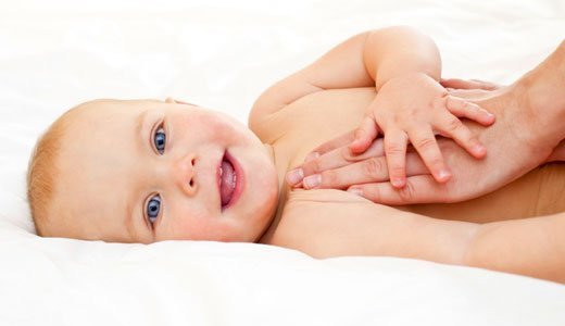 Un massage pour bébé fait du bien à votre bébé.