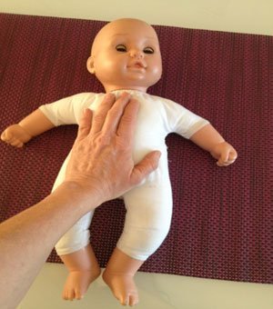 Babymassage Anleitung: Die Brust streicheln.