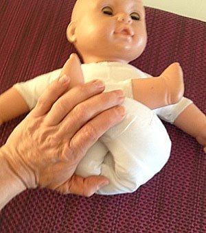 Instructions de massage pour bébé: La position du Bouddha du Lotus.