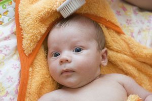 Schuppen beim Baby: Tipps gegen Milchschorf und Kopfgneis
