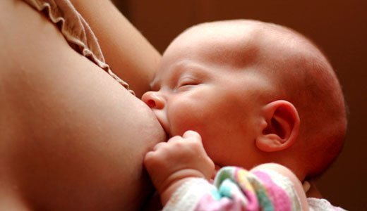 Zu einer gesunden Babyernährung gehört Stillen.