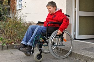 Behinderte Kinder brauchen Hilfsmittel wie einen Rollstuhl.