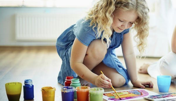 Frühlingsbasteln: Kinder malen gern.
