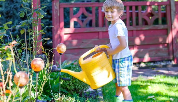 Kinder helfen gern im Garten mit