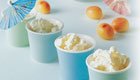 Dessert-Klassiker: Geeistes Jogurt mit Aprikosensalat