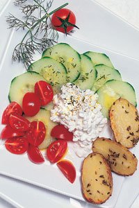 Gurken-Hüttenkäse-Salat mit Ofenkartoffeln