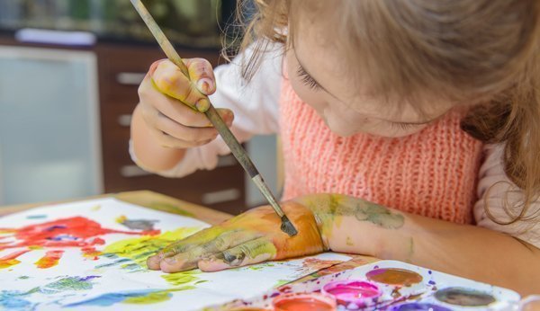 Weihnachtsgeschenke selber machen: Kinder malen Farb-Kunstwerke