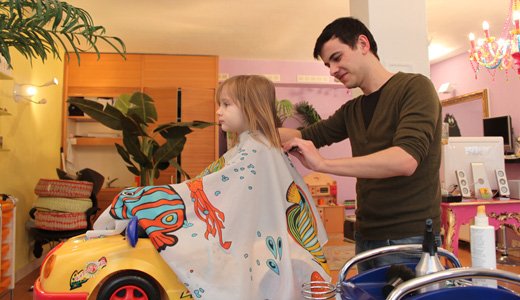 Expérience coiffeur pour enfants: Mara est toute distraite
