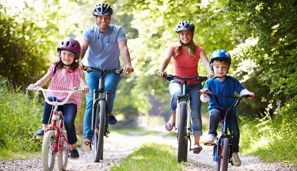 Une famille lors d'une excursion à vélo