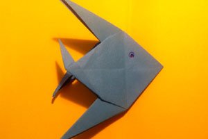 Kindgerechte Origami Anleitung: flinken Fisch falten