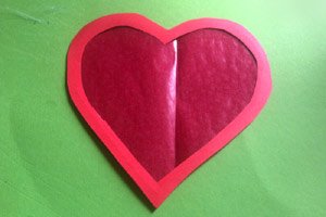 Leuchtend rot: ein Herz aus Transparentpapier basteln