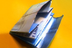 Upcycling Ideen: ein Portemonnaie aus einem Tetrapack basteln