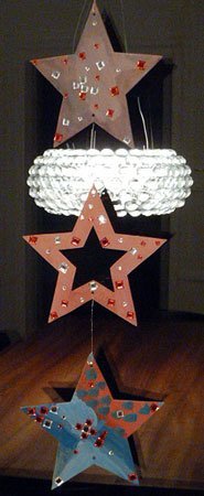 Weihnachtsbasteln: Sterne mit Wasserfarben und Glitzersteinen.