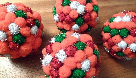 Weihnachtsbasteln: Weihnachtskugeln mit Pompons.