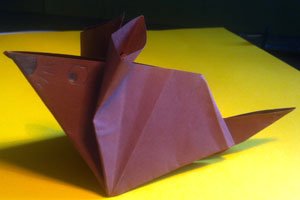 Bastelideen mit Papier: eine schlaue Maus falten