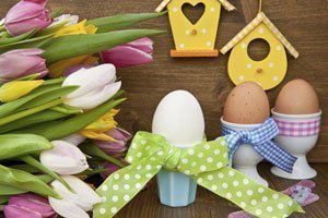 Oster-Deko DIY: schöne Eierbecher basteln