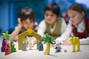 Kindern die Weihnachtsgeschichte vermitteln