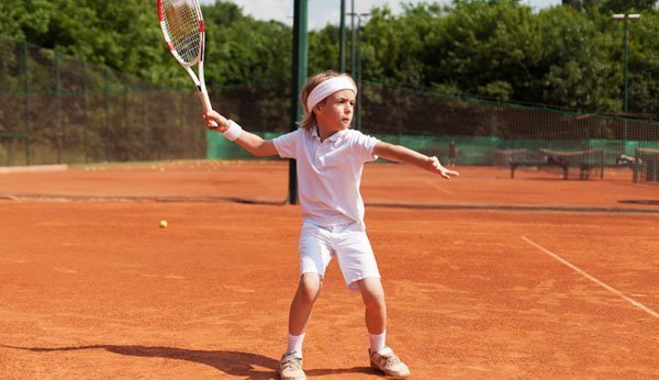Le tennis pour enfants est amusant et pas si difficile que ça.