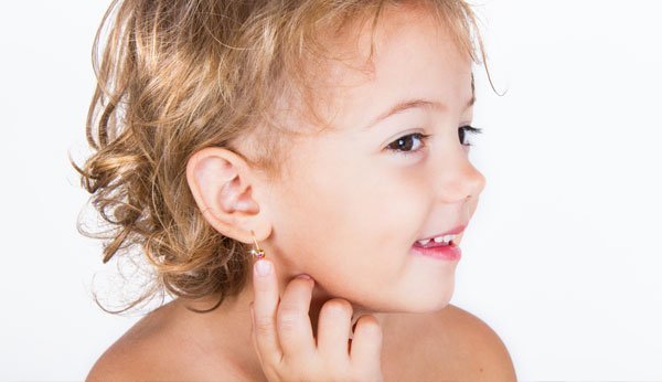 Piercing alle orecchie dei bambini: non del tutto innocuo