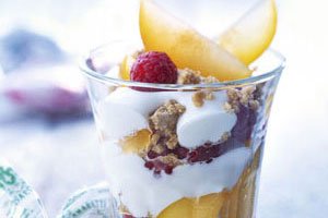 Dessert-Klassiker: Amaretti-Jogurt-Fruchtbecher