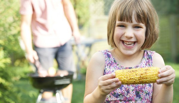 Es muss nicht immer Wurst sein: Kinder mögen auch gegrillten Mais.