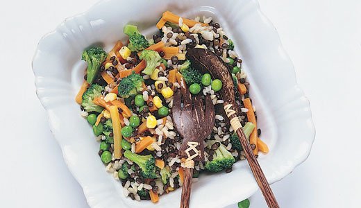 Lauwarmer Reis-Linsen-Salat mit Gemüsemischung