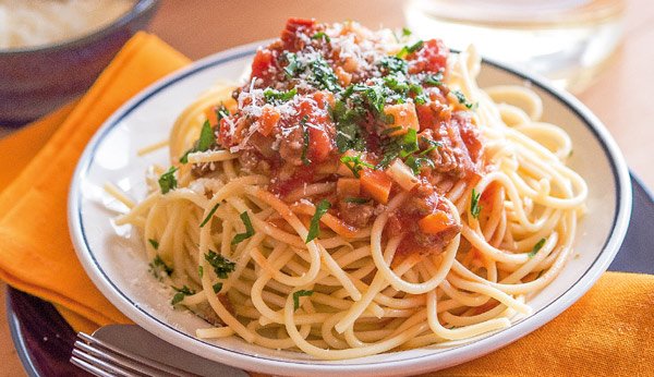 Spaghetti mit Gemüse-Hackfleisch-Sugo