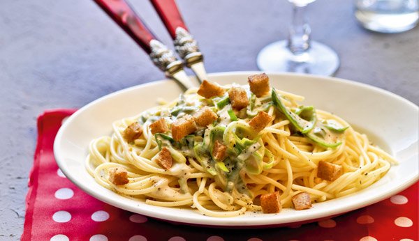 Spaghetti mit Käsesauce und Knusperli