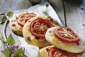 Einfache Rezepte: Tomaten-Pizzetten, Basilikum-Zitronen-Risotto und mehr