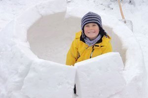 Iglu bauen: Ein Spielhaus aus Schnee