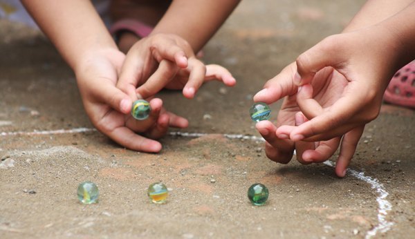 Mit Murmelspielen können sich Kinder stundenlang beschäftigen