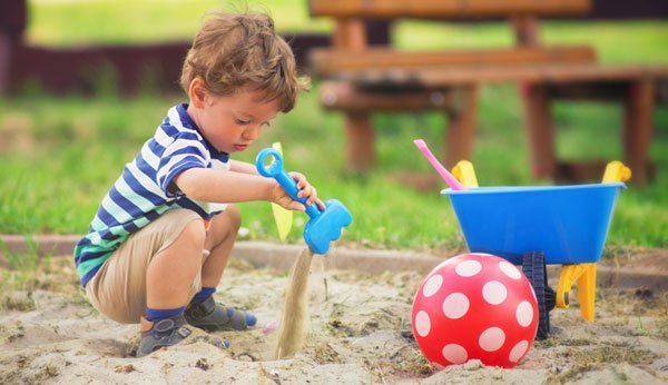 Im Sandkasten spielen macht dem Kind viel Spass