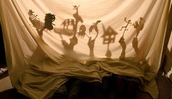Un jeu populaire pour les enfants: le théâtre d'ombres avec des figurines